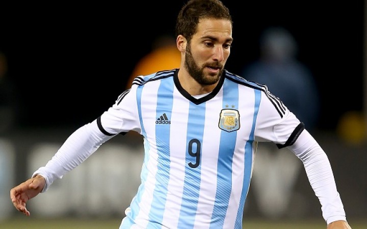 Contusione al piede per Higuain, commenti piccati dei tifosi argentini su Twitter Contusione al piede per Higuain, commenti piccati dei tifosi argentini su Twitter