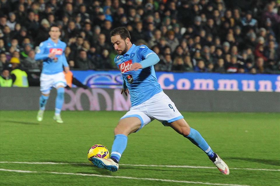 Higuain e Hamsik si cercano, il Napoli ritrova i goleador: Cesena battuto 4-1