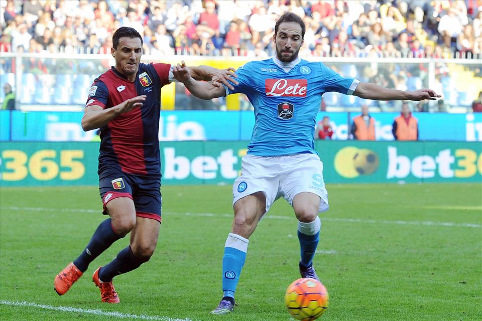 Genoa-Napoli, mammtweet / Nientidimeno che sulla trattenuta di Burdisso su Higuain pure Rafael si è alzato dalla panchina. RAFAEL!