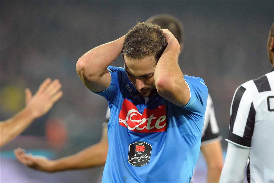 Napoli-Juventus 1-3 / Hamsik e Higuain da 4 in pagella. Bene David Lopez e Mertens. 5 a Benitez