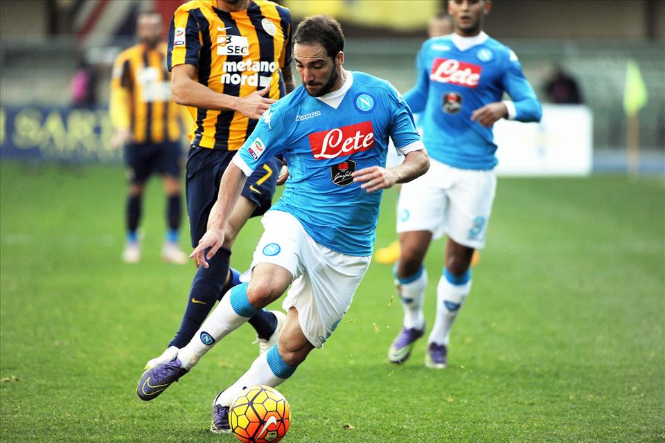 Verona-Napoli 0-2/ La maglia sudata di Higuain come omaggio al suo dietologo