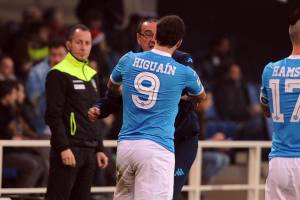 Higuain, addio o non addio, ci hai fatto scendere ’o core int’e cazette item-thumbnail