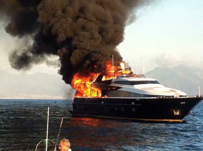 In fiamme lo yacht di De Laurentiis al largo di Posillipo: lui era a bordo. Passeggeri in buone condizioni. Ignote le cause dell’incendio