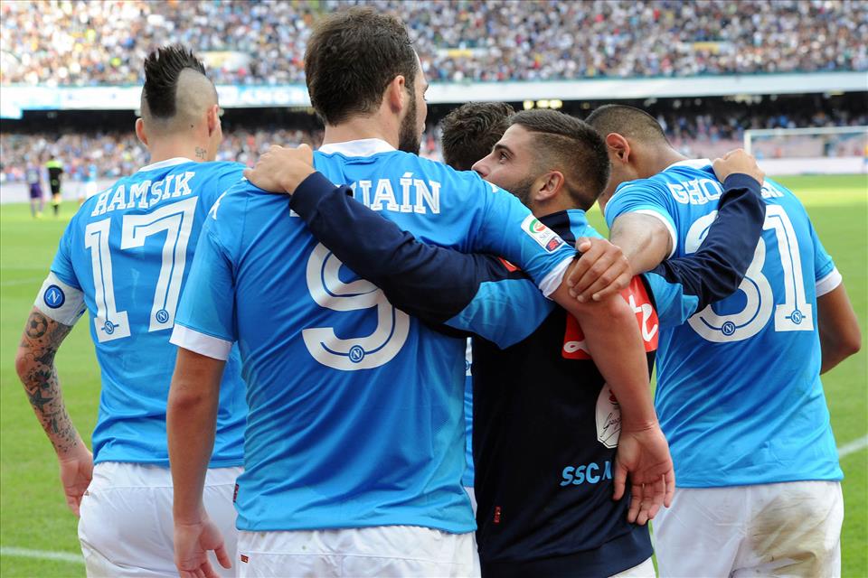 Un grande Napoli batte un’ottima Fiorentina 2-1 e bussa alle porte del campionato. In gol Insigne e Higuain