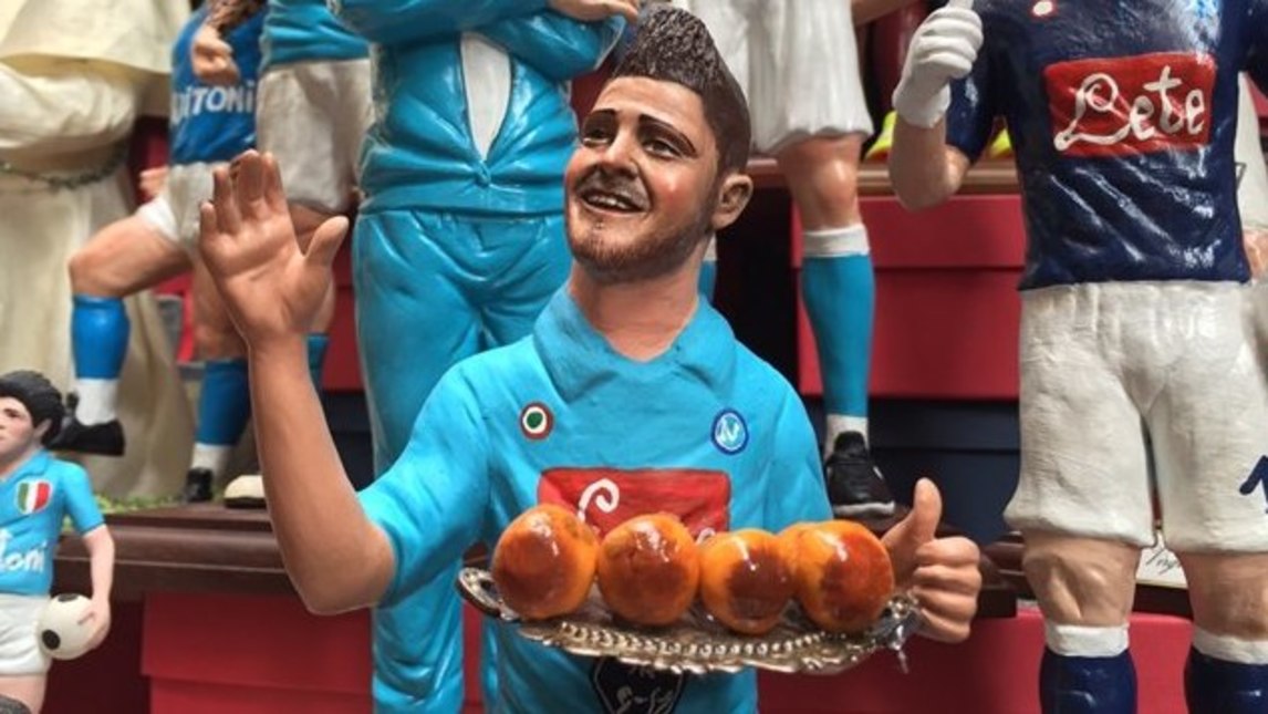 In tv è sparito il tifoso del Napoli che esulta coi babà. La nuova regia di Bonnici nasconde il folklore e corona il sogno di Massimo Troisi In tv è sparito il tifoso del Napoli che esulta coi babà. La nuova regia di Bonnici nasconde il folklore e corona il sogno di Massimo Troisi