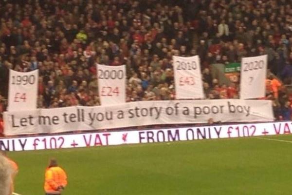La protesta dei tifosi del Liverpool contro il caro biglietti