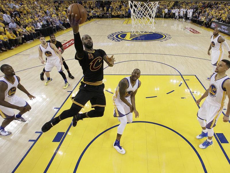 I Golden State Warriors si arrendono alla sfortuna e a Lebron (ma restano in vantaggio)