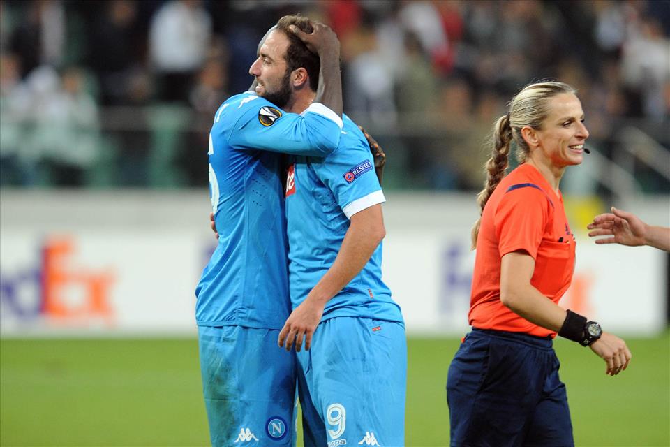 Legia-Napoli 0-2, pagelle / Valdifiori, siamo ancora all’estetica in nuce. Ottimi Allan e David Lopez. Otto alla guardalinee bionda