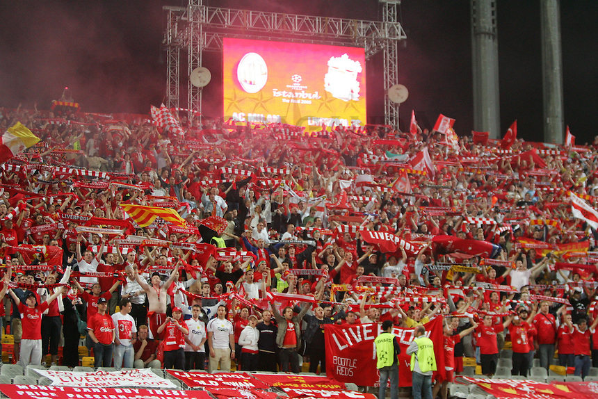 I tifosi del Napoli e quelli del Liverpool (sullo 0-3) I tifosi del Napoli e quelli del Liverpool (sullo 0-3)