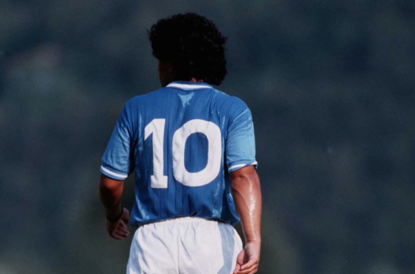 La 10 non si tocca. Eppure a Napoli non c’è nulla che celebri Maradona