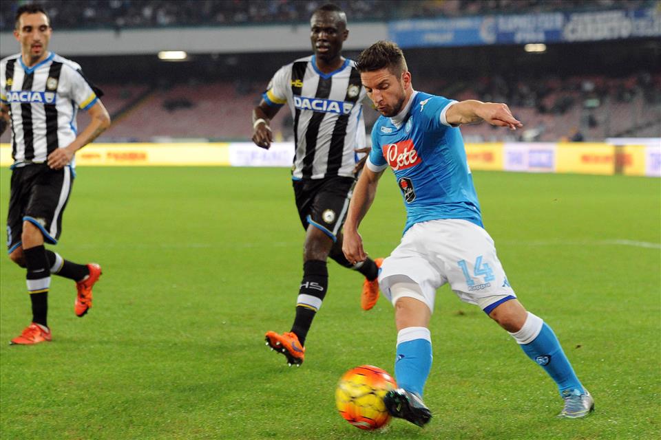 Mertens pomo della discordia tra il Napoli e il Belgio. Il Ct Wilmots: «E’ arrivato dolorante» Mertens pomo della discordia tra il Napoli e il Belgio. Il Ct Wilmots: «E’ arrivato dolorante»
