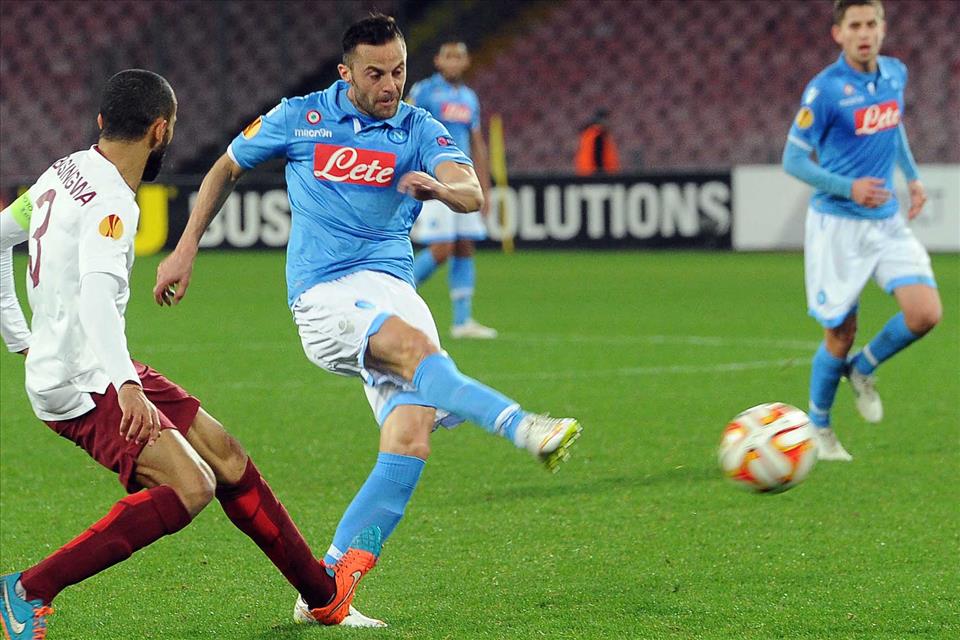 Napoli-Trabzonspor 1-0 / Il lancio di Mertens per Callejon, Mesto che tira facendo finta di non vedere Higuain