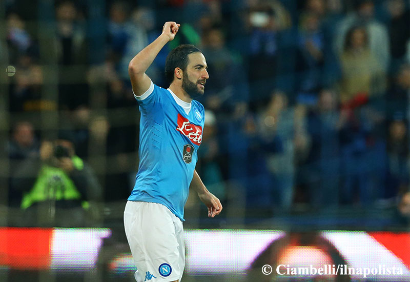 Bologna-Napoli 3-2 / La maglia sudata è di Higuain. Quella asciutta va a Reina