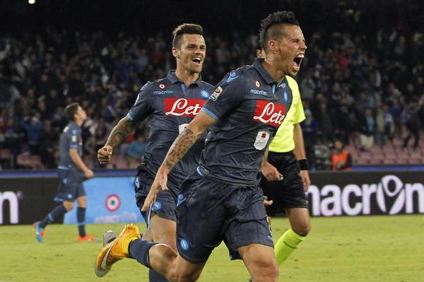 I dieci gesti più belli di Napoli-Verona 6-2: Higuain che mostra il pallone della tripletta alla curva uscendo dal campo