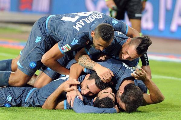 Napoli-Verona 6-2: il gruppo è talmente spaccato che persino Decibel Bellini ha capito il momento difficile di Albiol