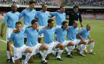 Oggi Napoli ce l’ha con De Laurentiis. Che cosa fece nell’estate del 2004? Oggi Napoli ce l’ha con De Laurentiis. Che cosa fece nell’estate del 2004?