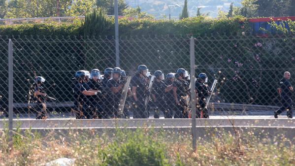 Incidenti prima di Nizza-Napoli, interviene la polizia: 150 tifosi riaccompagnati alla frontiera Incidenti prima di Nizza-Napoli, interviene la polizia: 150 tifosi riaccompagnati alla frontiera