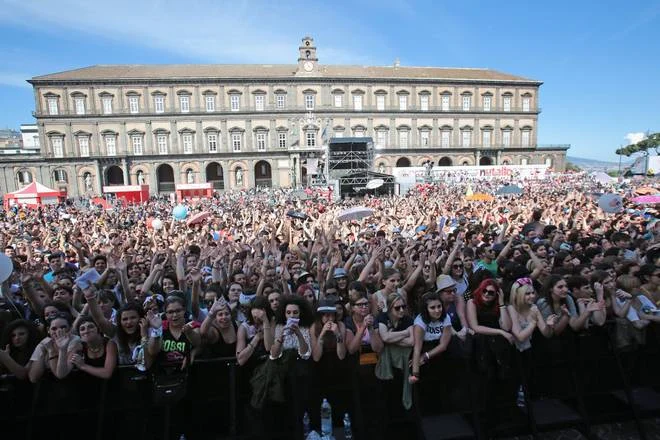 La folla per Herrera