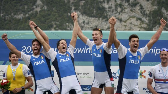 La Mura e Abbagnale riportano l’Italia sul trono mondiale del canottaggio: tre napoletani nel “quattro senza” d’oro. C’è anche il nipote di Carlo Rolandi