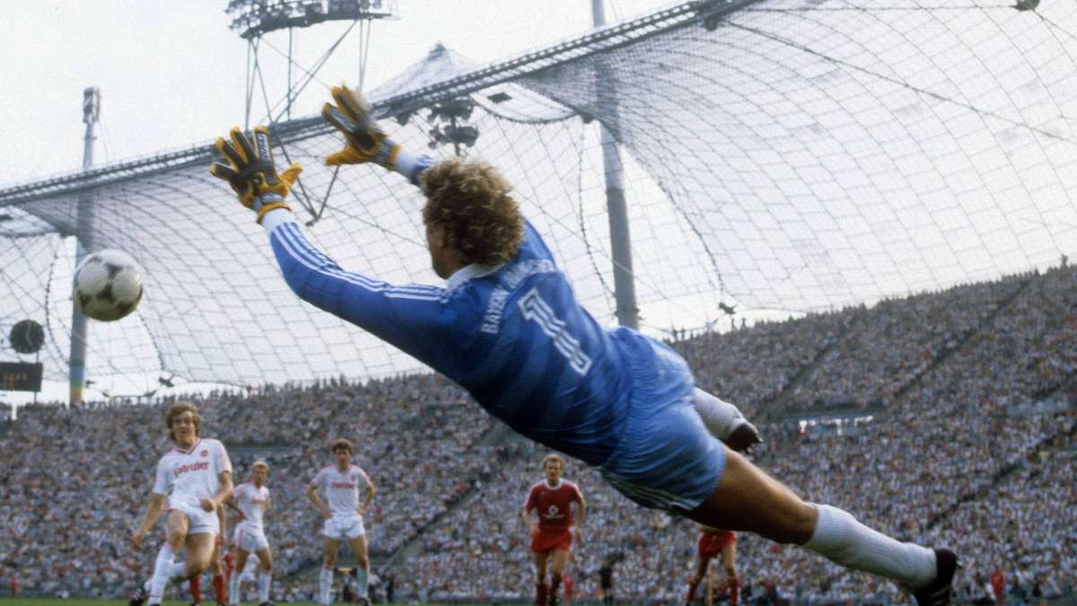 «L’equilibrio affettivo del portiere è esposto più di chiunque altro a polarizzazioni estreme: dalla gioia di un penalty parato, alla vergogna di una leggerezza» «L’equilibrio affettivo del portiere è esposto più di chiunque altro a polarizzazioni estreme: dalla gioia di un penalty parato, alla vergogna di una leggerezza»