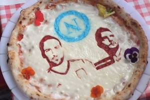 Non poteva mancare la pizza Higuain-Insigne: si chiama l’oro di Napoli. A Soccavo item-thumbnail