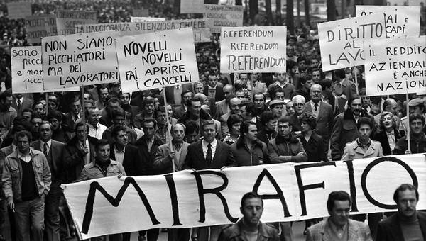 Un tempo il ceto medio di Torino organizzava la marcia dei quarantamila, oggi assalta gli autobus mano nella mano coi figli