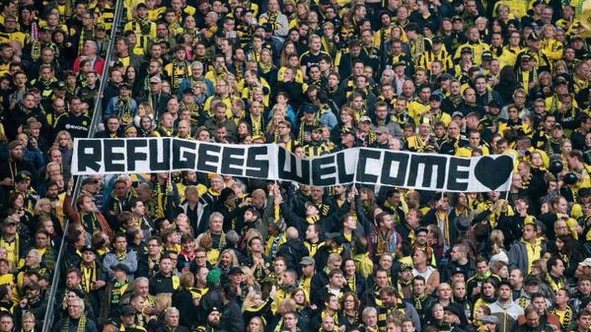 All’estero (soprattutto in Germania) il calcio si mobilita per i rifugiati All’estero (soprattutto in Germania) il calcio si mobilita per i rifugiati