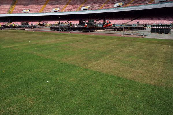 Le foto dell’erba del San Paolo già danneggiata dai pannelli per il concerto di Vasco Le foto dell’erba del San Paolo già danneggiata dai pannelli per il concerto di Vasco