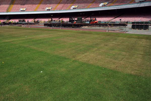 Sopralluogo dell’assessore Borriello al San Paolo (video): «Ci sarà un telo vegetale per tutelare il prato. Lavori conclusi, la curva A riaprirà»