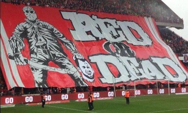 Defour decapitato. Così i tifosi dello Standard Liegi accolgono l’ex passato all’Anderlecht: Red or Dead