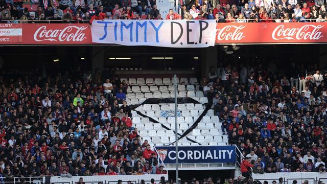 A La Coruña gli ultrà contestano il presidente e ricordano il tifoso ucciso, il resto dello stadio li fischia