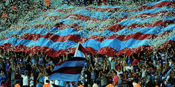 Napoli, tre aggressioni ai tifosi del Trabzonspor con cinghiate e bottigliate