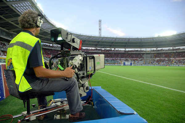 Il grande intruglio tra società di calcio e tv. Tu chiamala, se vuoi, informazione