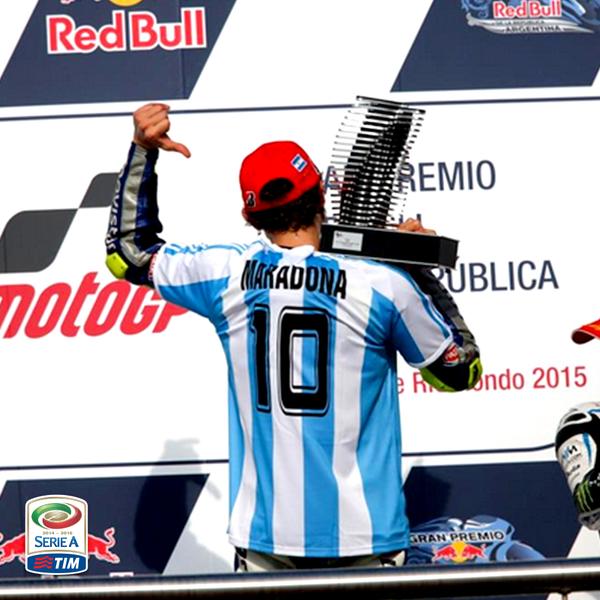 Valentino Rossi trionfa in Argentina e va sul podio con la maglia di Maradona