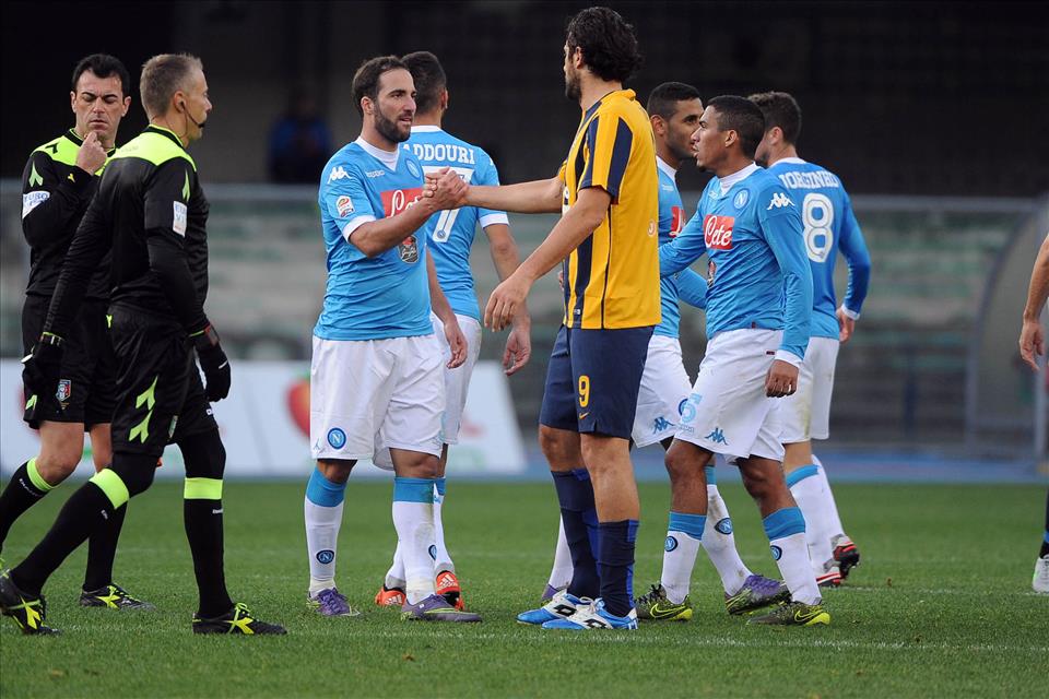 Pagelle improbabili / Higuain continua a passare mazzette agli arbitri nella speranza che non fischino un rigore a favore con lui in campo Pagelle improbabili / Higuain continua a passare mazzette agli arbitri nella speranza che non fischino un rigore a favore con lui in campo