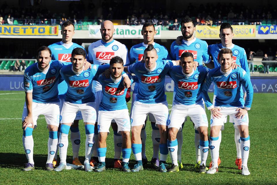 Verona-Napoli 0-2 / Finalmente giochiamo sempre con la maglia azzurra, alla faccia del marketing