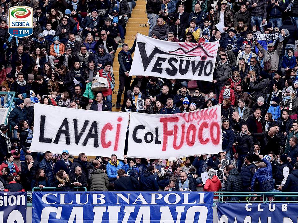 «Vesuvio, lavaci col fuoco». Lo striscione autoironico del San Paolo risponde ai cori razzisti