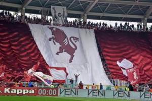 Altro sostegno per il Napoli: un gruppo di tifosi del Torino spinge gli azzurri fuori lo Stadium item-thumbnail