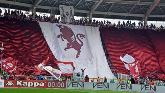 Altro sostegno per il Napoli: un gruppo di tifosi del Torino spinge gli azzurri fuori lo Stadium Altro sostegno per il Napoli: un gruppo di tifosi del Torino spinge gli azzurri fuori lo Stadium
