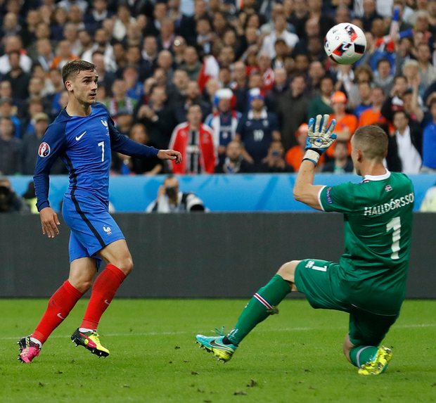 La Francia distrugge la favola islandese: 5-2 a Saint Denis, Blues in semifinale contro la Germania