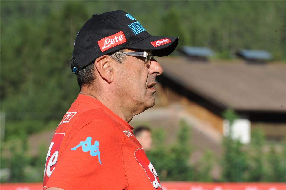 Sarri, il maniaco della tattica, è il nuovo top player dei tifosi del Napoli Sarri, il maniaco della tattica, è il nuovo top player dei tifosi del Napoli