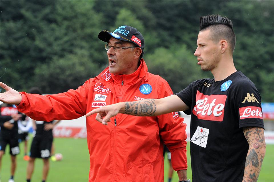 Seduta soft, tifosi protagonisti: coro per Tonelli e applausi a Sarri e Hamsik Seduta soft, tifosi protagonisti: coro per Tonelli e applausi a Sarri e Hamsik
