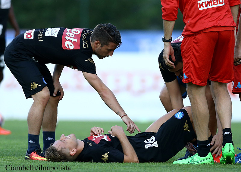 Giaccherini si fa male calciando, lascia il campo. Poi torna in palestra Giaccherini si fa male calciando, lascia il campo. Poi torna in palestra