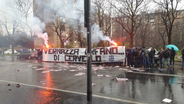 Ultras atalantini protestano fuori la Gazzetta. Nel mirino, il giornalista Sebastiano Vernazza