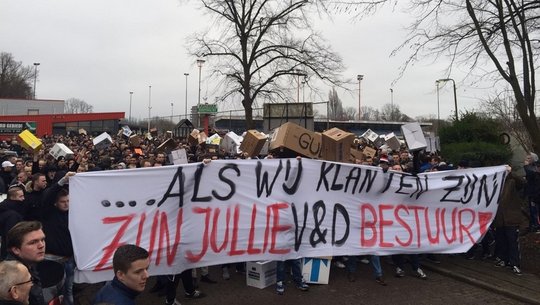 Tifosi del Feyenoord arrestati dopo una manifestazione contro il club
