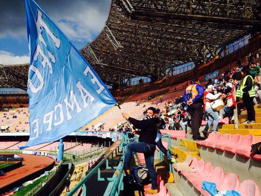 Francesco, calabrese, del gruppo “Quelli di sempre”, nei Distinti: «È Napoli la mia città. È qui che voglio vivere» Francesco, calabrese, del gruppo “Quelli di sempre”, nei Distinti: «È Napoli la mia città. È qui che voglio vivere»