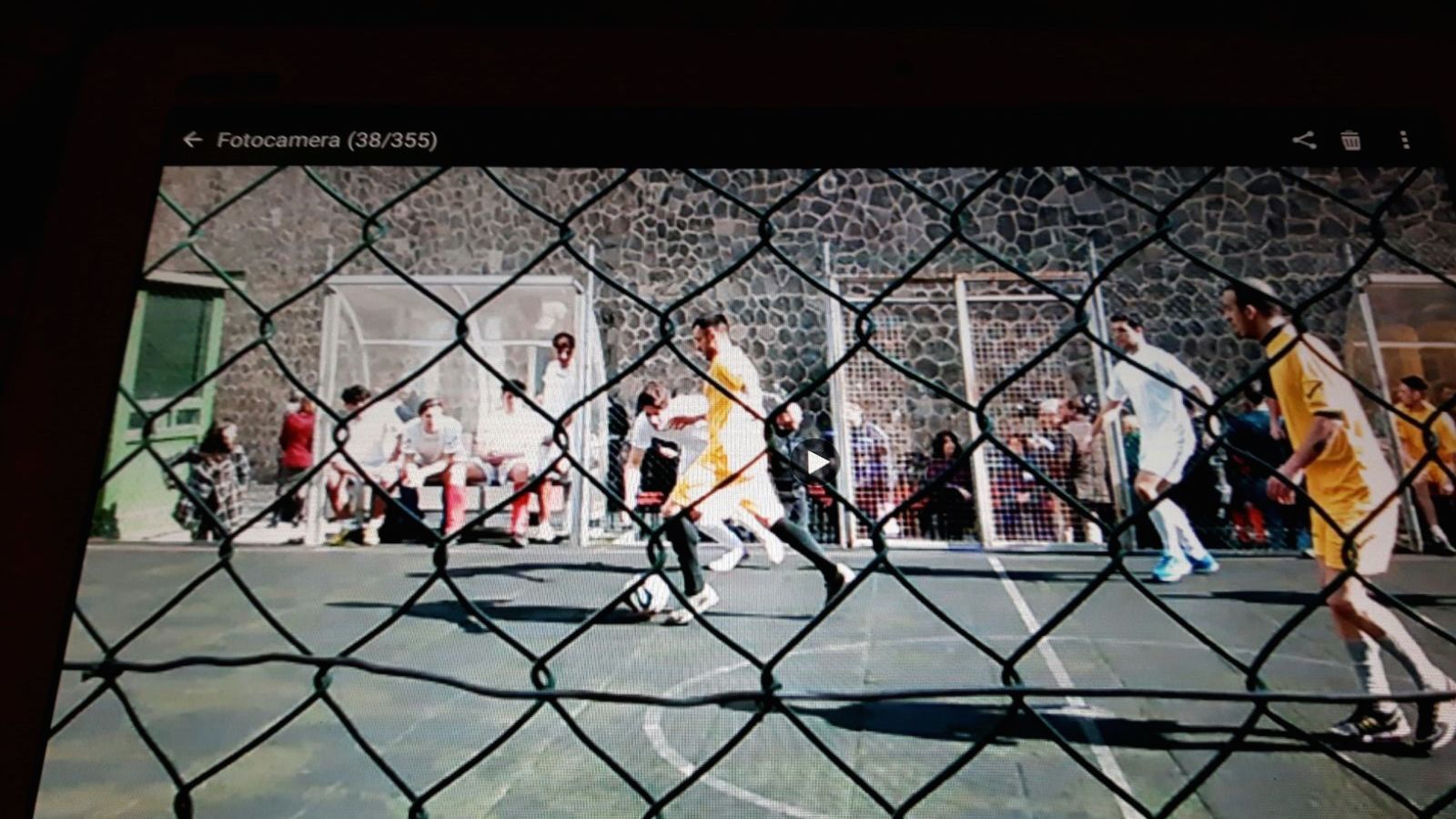 Divisi da un muro, uniti da un pallone: i detenuti di Poggioreale e gli studenti del Sannazaro