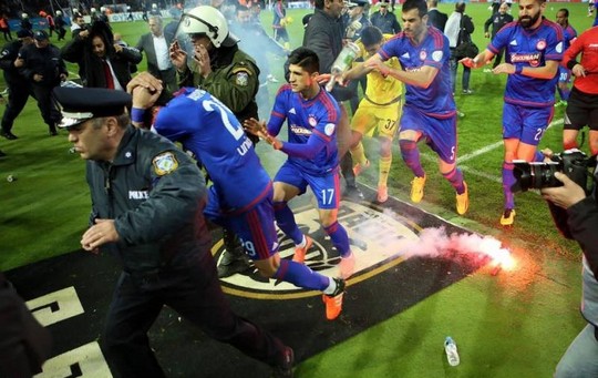 Calcio e violenza: il ministro dello sport annulla la Coppa di Grecia