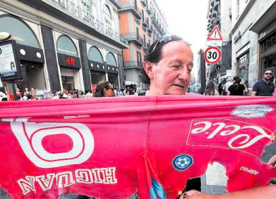 Va in scena la napoletanità fritta nell’olio stantio. Per fortuna c’è Ottavio Bianchi