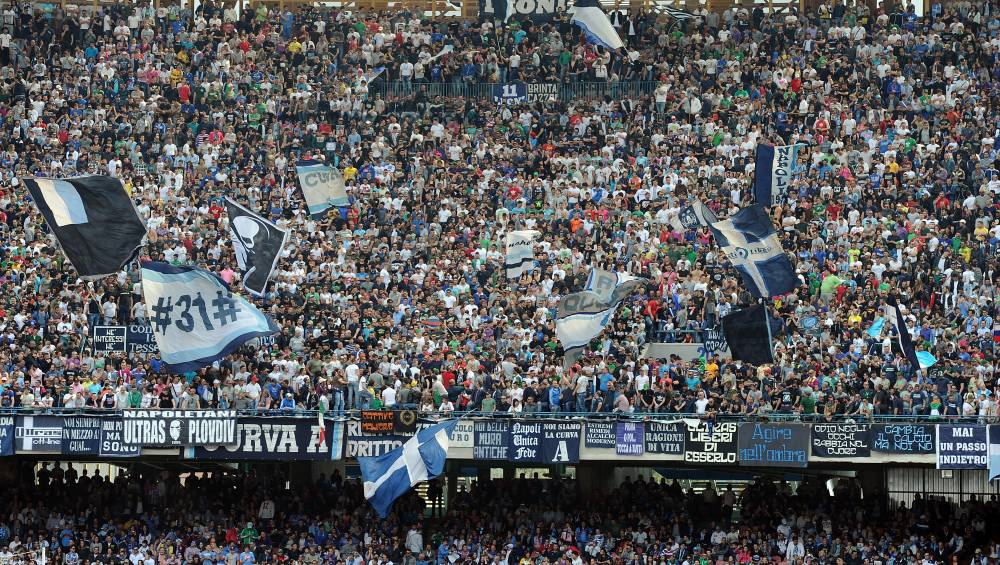 Gli ultras contestano De Laurentiis, il San Paolo li fischia e li zittisce